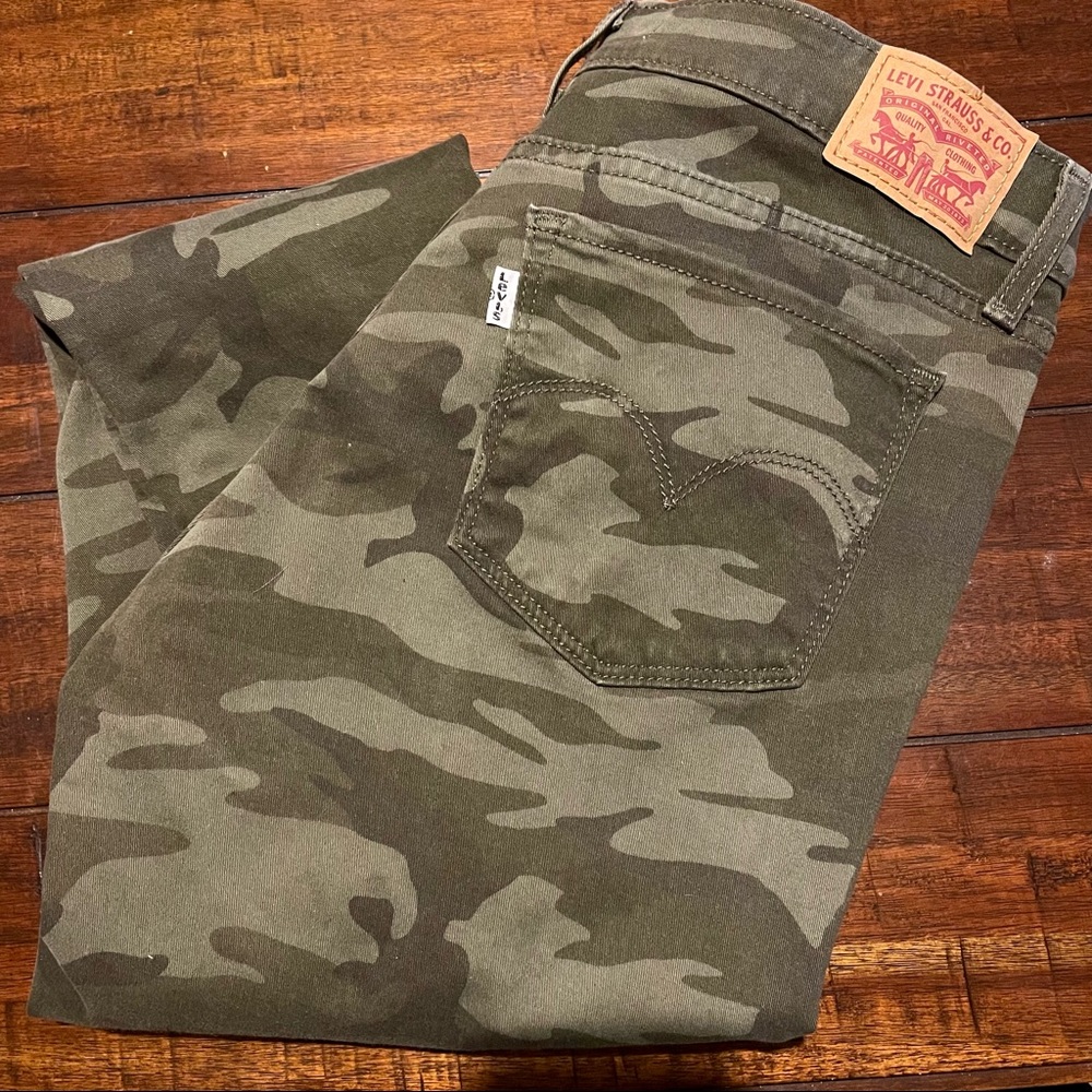 Levi's Green Camouflage Cropped Pants